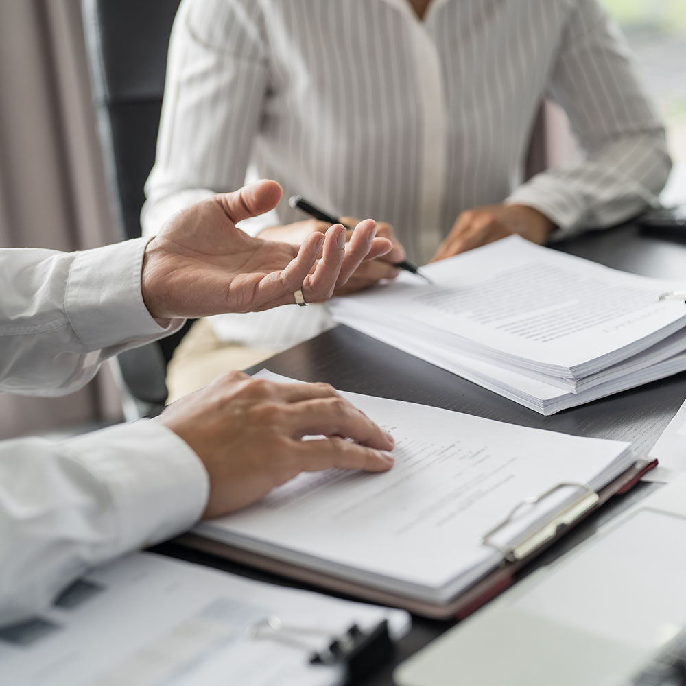 Hausverwaltung im Gespräch mit Eigentümer über Vertragsunterlagen